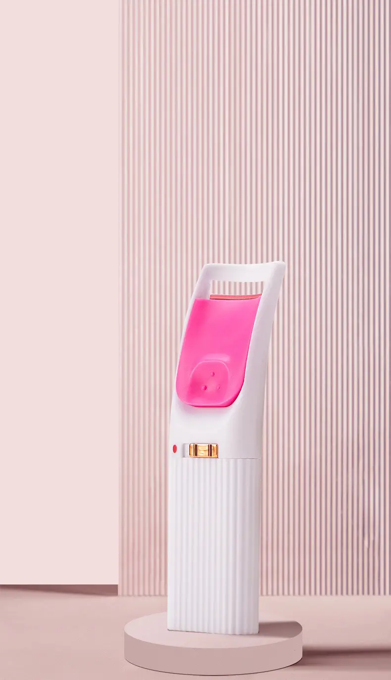Heated Eyelash Curler Image 2