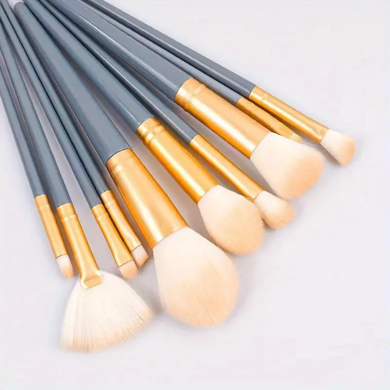 Soft fluffy makeup brushes set